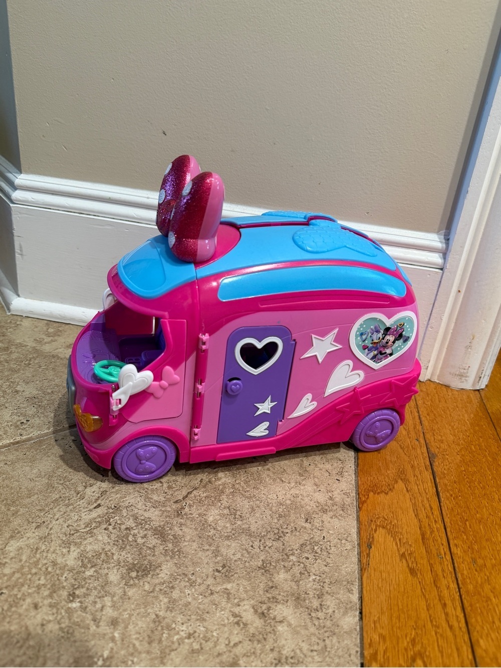 Disney Pink & Purple Minnie Mouse Fold-Out Camper Figurine Camping Playset - Picture 6 of 10